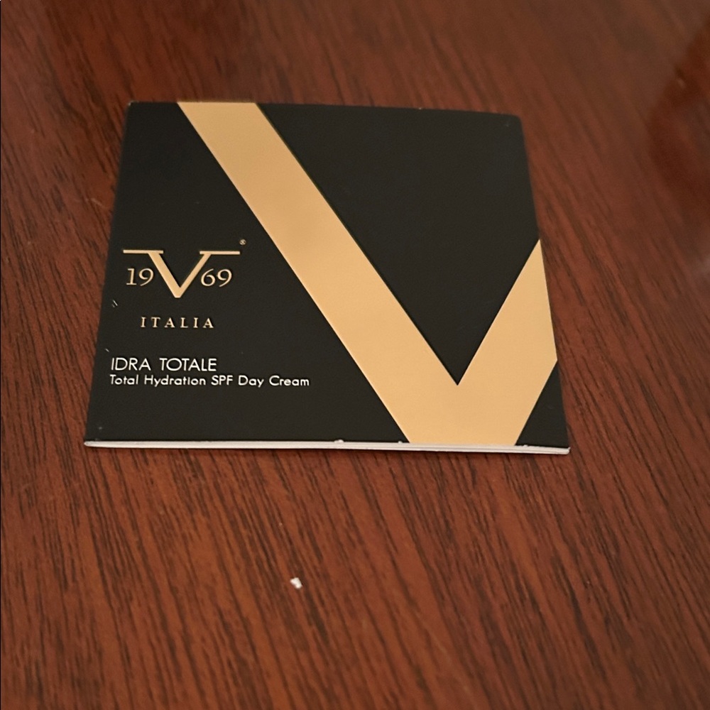 Versace Idra Totale Moisturizer - White and Gold - Picture 5 of 9